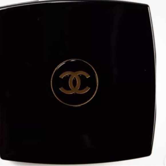 Chanel Ombre Premiere
LongwearPowder Eyeshadow
926 Blanc - Picture 3 of 5